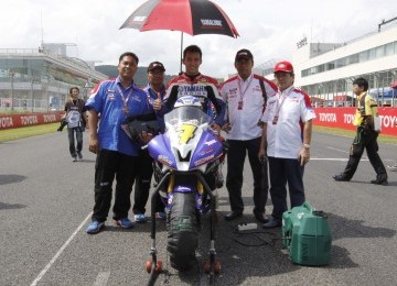 Supersport-Doni Tata bersama tim Yamaha Indonesia Racing di lintasan sirkuit