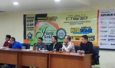 Supervisor Exhibition JCC Dody S, memberikan penjelasan terkait penyelenggaraan pameran Islamic Book Fair (IBF) yang akan diselenggarakan di Jakarta Convention Center (JCC) pada 3-5 Mei mendatang, Rabu (5/4).