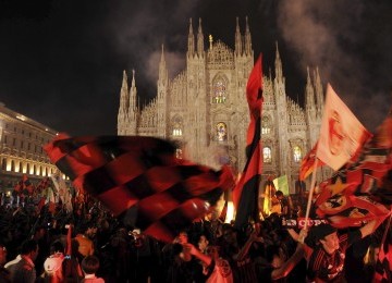 Suporter AC Milan bersuka ria