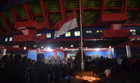 Suporter Arema FC (Aremania) melakukan pertemuan di depan Stadion Gajyana, Kota Malang, Jawa Timur, Senin (3/10/2022). Dalam pertemuan tersebut mereka membahas mengenai gerakan aksi dan tuntutan agar tragedi Stadion Kanjuruhan diusut tuntas. 