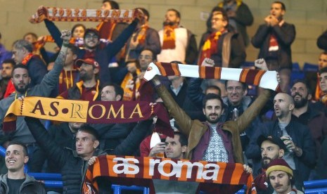 Suporter AS Roma saat mendukung tim mereka melawan Chelsea pada laga Liga Champions, di Stamford Bridge, Rabu (18/10).