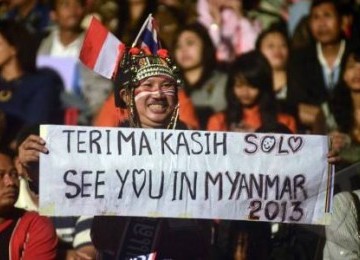 Suporter asal Thailand, Bancha Khamthong, membawa poster saat penutupan ASEAN Paragames VI 2011 di Stadion Manahan, Solo, Jateng, Selasa (20/12) malam.