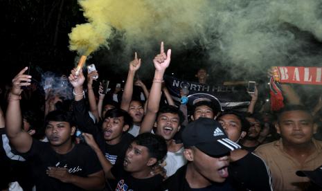 Suporter Bali United meneriakkan yel-yel usai pertandingan Liga 1 antara Bali United melawan Madura United di area luar Stadion Kompyang Sujana, Denpasar, Bali, Selasa (22/3/2022) dini hari. Bali United berhasil mengalahkan Madura United dengan skor 2-0 dan hanya membutuhkan satu poin lagi untuk menjadi juara Liga 1 2021/2022. 