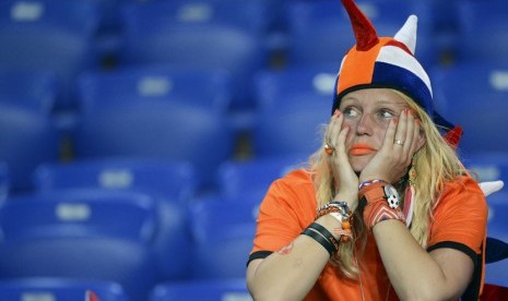  Suporter Belanda tampak lesu usai menyaksikan kekalahan kedua tim Belanda dari tim Panser Jerman 1-2 dalam pertandingan di Grup B Piala Eropa 2012 di Stadion Kharkiv, Ukraina, Kamis (14/6).  (Geert Vanden Wijngaert/AP)