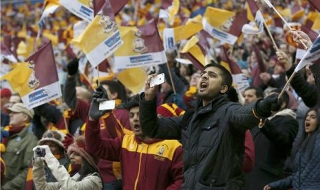 Suporter Bradford City memberikan dukungan pada tim kesayangannya saat menghadapi Swansea City di final Piala Liga di Stadion Wembley, London, Ahad (24/2). 