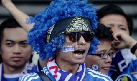  Suporter Chelsea Indonesia memadati halaman Stadion Gelora Bung Karno, Senayan, Jakarta, Kamis (25/7). (Republika/ Yasin Habibi)