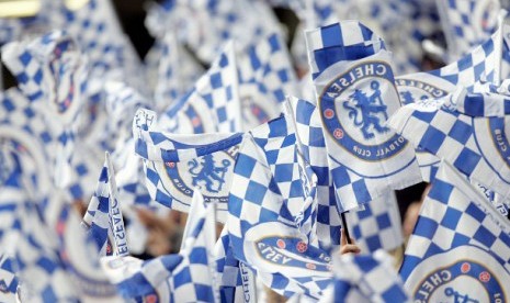 Suporter Chelsea mengibarkan bendera klub (ilustrasi)