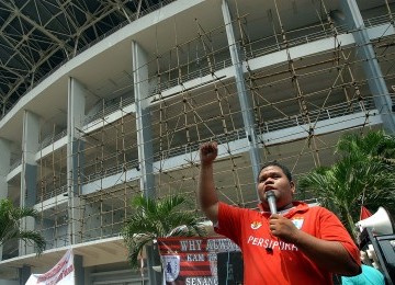 Suporter dan simpatisan Persipura Jayapura menggelar aksi unjuk rasa di kantor PSSI komplek Stadion Utama Gelora Bung Karno, Senayan, Jakarta, Kamis (8/12). (Republika/Agung Supriyanto)