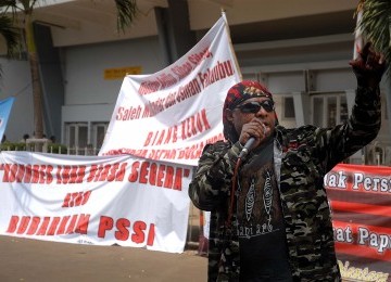 Suporter dan simpatisan Persipura Jayapura menggelar aksi unjuk rasa di kantor PSSI komplek Stadion Utama Gelora Bung Karno, Senayan, Jakarta, Kamis (8/12). (Republika/Agung Supriyanto)