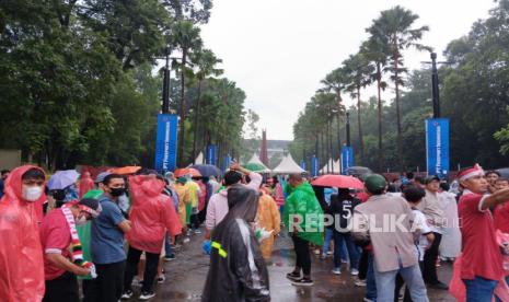 Suporter FIFA Matchday Indonesia Vs Argentina mulai antri masuk ke Stadion Utama Gelora Bung Karno, Senayan, Jakarta, Senin (19/6/2023).