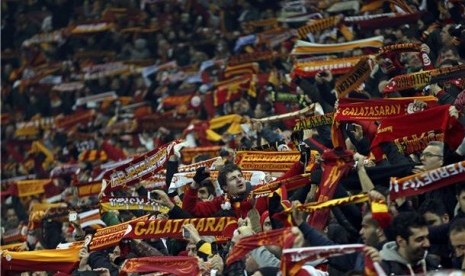 Suporter Galatasaray memberikan dukungan pada tim kesayangannya saat menjamu Schalke 04 di leg pertama babak 16 besar Liga Champions di Turk Telekom Arena, Istanbul, Rabu (20/2). 