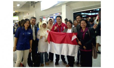  Suporter Indonesia bersama Chef De Mission (CDM) kontingen Indonesia untuk Olimpiade London Erick Thohir, sambut kedatangan Tim angkat besi Indonesia yang akan berlaga di Olimpiade London 2012. 