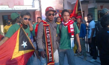 Suporter Indonesia dan Timor Leste 