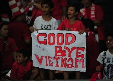 Suporter Indonesia memampangkan poster usai pertandingan semifinal sepakbola SEA Games ke-26 di Stadion Utama Gelora Bung Karno, Jakarta, Sabtu (19/11) malam.