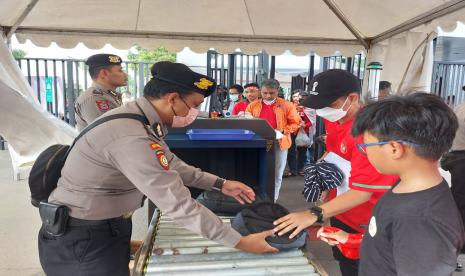 Suporter Indonesia memasuki SUGBK, Jakarta jelang laga Indonesia Vs Vietnam, Jumat (6/1/2023).