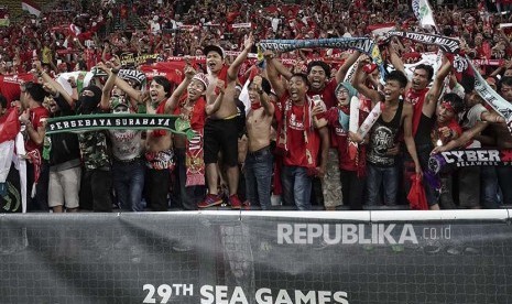 Suporter Indonesia memberikan dukungan kepada Timnas U-22 yang bertanding melawan Filipina pada babak penyisihan Grup B SEA Games XXIX.