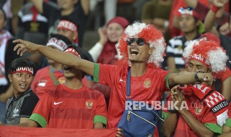 Suporter Indonesia memberikan dukungan kepada Timnas U-22 yang bertanding melawan Filipina pada babak penyisihan Grup B SEA Games XXIX di Stadion Shah Alam, Selangor, Malaysia, Kamis (17/8).