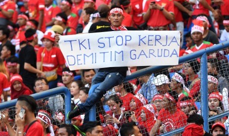 Suporter Indonesia memberikan dukungan saat Timnas U-22 Indonesia melawan Timnas U-22 Kamboja pada laga terakhir penyisihan grub B SEA Games XXIX Kuala Lumpur di Stadion Shah Alam, Selangor, Malaysia, Kamis (24/8).