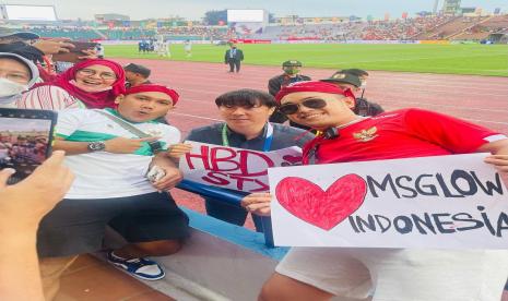 Suporter Indonesia yang hadir  di Stadion Viet Tri, Phu Tho, Vietnam memberikan ucapan langsung pada pelatih timnas Indonesia, Shin Tae-yong, usai tim Merah Putih membekuk Filipina 4-0 pada babak fase grup sepak bola SEA Games 2021. Di antaranya adalah dua influencer timnas Indonesia Divo Sashendra dan Domy Stupa yang juga hadir langsung di Vietnam.