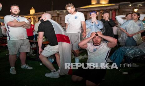 Suporter Inggris bereaksi atas kekalahan timnas Inggris dari Italia pada final Euro 2020 di Wembley, Kota London.