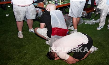 Suporter Inggris bereaksi atas kekalahan Inggris pada final Euro 2020 di Trafalgar Square di London, Inggris, Senin (12/7) dini hari WIB. Italia menang 3-2 dalam adu penalti setelah pertandingan berakhir 1-1 di waktu normal. 