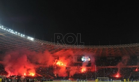 [foto ilustrasi] Suporter menyalakan flare di dalam stadion Gelora Bung Karno.