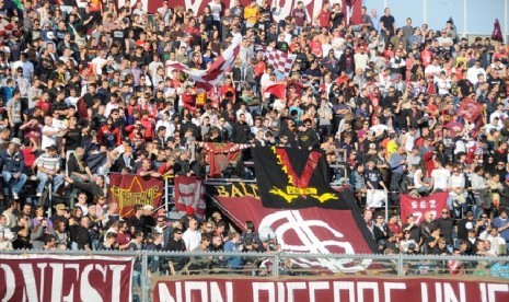 Suporter Livorno merayakan promosi klub ini ke Seri A Liga Italia 