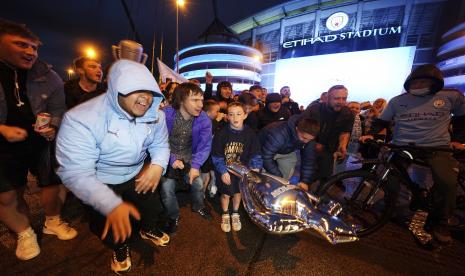 Suporter Manchester City berpesta di luar Etihad Stadium di Manchester, Inggris, Selasa, 11 Mei 2021, usai tim mereka merebut gelar Liga Inggris. Man City merebut gelar setelah rival sekota Manchester United kalah di kandang dari Leicester City.