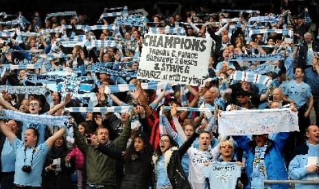 Suporter Manchester City. Manchester City dikabarkan tengah menyiapkan rencana alternatif perjalanan untuk mengangkut suporter ke laga babak semifinal Piala FA, Sabtu (16/4/2022) mendatang. 