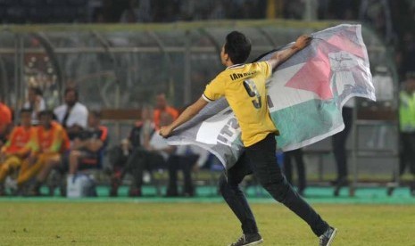 Suporter masuk kedalam lapangan saat laga Juventus VS ISL Star di Stadion GBK, Jakarta, Rabu (6/8) malam.