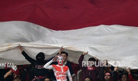 Suporter memberikan dukungan kepada timnas Indonesia yang melawan timnas Timor Leste dalam penyisihan grub B Piala AFF 2018 di Stadion Utama Gelora Bung Karno, Jakarta, Selasa (13/11/2018).