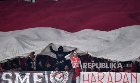 Suporter memberikan dukungan kepada timnas Indonesia yang melawan timnas Timor Leste dalam penyisihan grub B Piala AFF 2018 di Stadion Utama Gelora Bung Karno, Jakarta, Selasa (13/11/2018). 