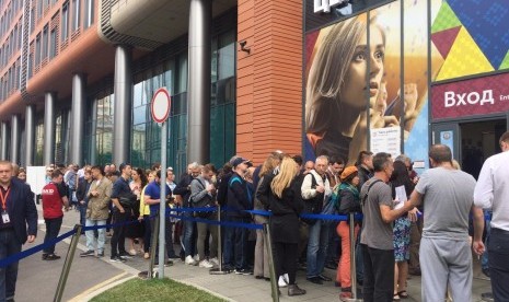 Suporter mengantre di Fan ID Distribution Center di Dobryninskaya, Moskow, Rusia pada Rabu (13/6).