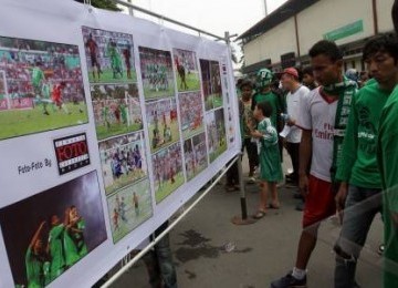 Suporter menyaksikan pameran foto ''Untukmu Kami Persembahkan PSMS-Ku