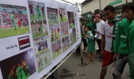 Suporter menyaksikan pameran foto ''Untukmu Kami Persembahkan PSMS-Ku