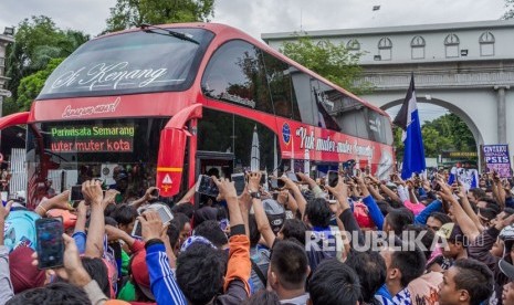 Suporter menyambut kedatangan bus rombongan Tim PSIS Semarang saat konvoi perayaan lolosnya tim sepak bola tersebut ke Liga 1, di Semarang, Jawa Tengah, Kamis (30/11).