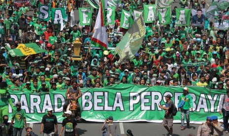 Suporter Persebaya Surabaya mengikuti Parade Bela Persebaya di Surabaya, Jawa Timur, Senin (26/12) lalu. Kongres PSSI di Bandung besok salah satu agendanya adalah persetujuan pengembalian status Persebaya sebagai anggota PSSI.