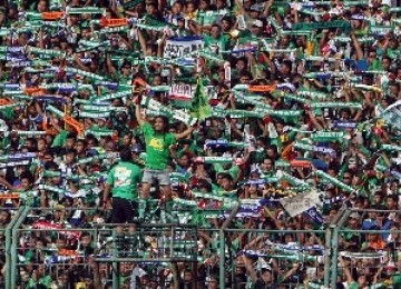 Suporter Persebaya yang dikenal dengan julukan Bonek.