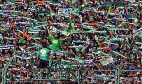 Suporter Persebaya yang dikenal dengan julukan Bonek.