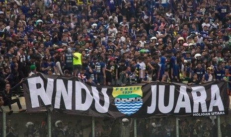 Suporter Persib atau bobotoh di Stadion Jalak Harupat Kabupaten Bandung.