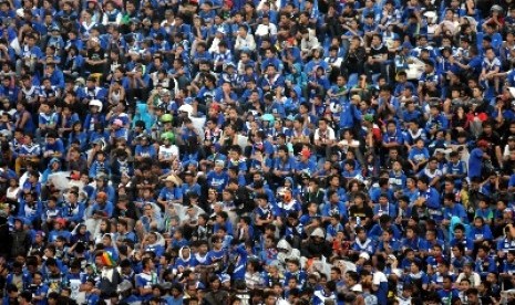 Suporter Persib Bandung, Bobotoh di laga melawan DC United di Stadion Jalak Harupat, Jumat (6/12). 