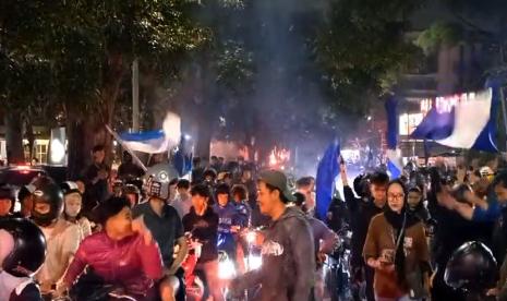 Suporter Persib Bandung Bobotoh tumpah ruah di sejumlah jalan protokol di Kota Bandung, Jumat (31/5/2024). Mereka tengah konvoi menanti selesai pertandingan Persib Bandung melawan Madura United hingga dinyatakan juara. 