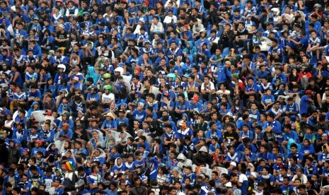 Suporter Persib Bandung memadati stadion sebelum pertandingan persahabatan melawan DC United dalam rangka DC United Indonesia Tour 2013 di Stadion Jalak Harupat, Bandung, Jabar, Jumat (6/12).