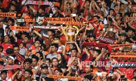 Suporter Persija Jakarta saat memberikan dukungan di dalam stadion.