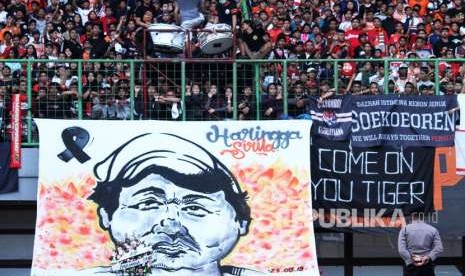 Suporter Persija Jakarta The Jak membentangkan spanduk besar solidaritas belasungkawa atas meninggalnya rekan Haringga Sirila pada laga Liga 1 Persija Jakarta melawan Perseru, di Stadion Patriot Candrabhaga di Bekasi, Jawa Barat, Senin (8/10). 