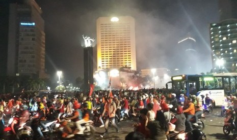 Suporter Persija Jakarta, the Jakmania konvoi merayakan Persija menjadi juara Liga 1 di Bundaran HI, Jakarta, Ahad (9/12) malam.