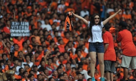 Suporter Persija memberikan dukungan untuk timnya dalam laga Liga Super Indonesia di Stadion Gelora Bung Karno, Jakarta, Ahad (9/3). 