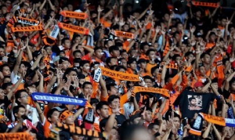 Suporter Persija memberikan dukungan untuk timnya dalam laga Liga Super Indonesia di Stadion Gelora Bung Karno