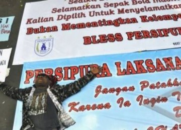 Suporter Persipura Jayapura melakukan aksi demo di kantor PSSI di Senayan, Jakarta Kamis (8/12).