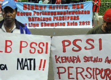 Suporter Persipura Jayapura melakukan aksi demo di kantor PSSI, Jakarta, memprotes tindakan PSSI yang mencoret Tim Mutiara Hitam dari Liga Champions Asia. 